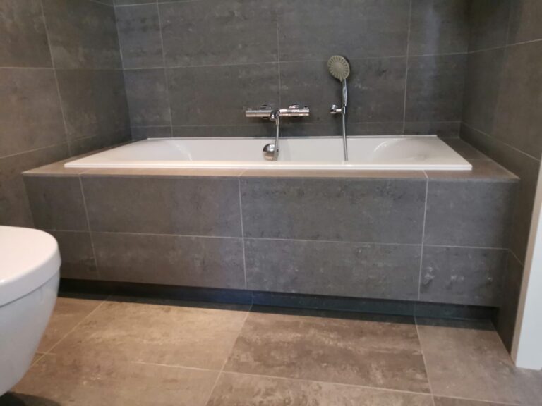 Bad met grijze tegels