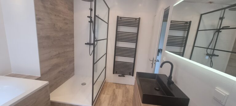 Moderne badkamer met zwarte accenten