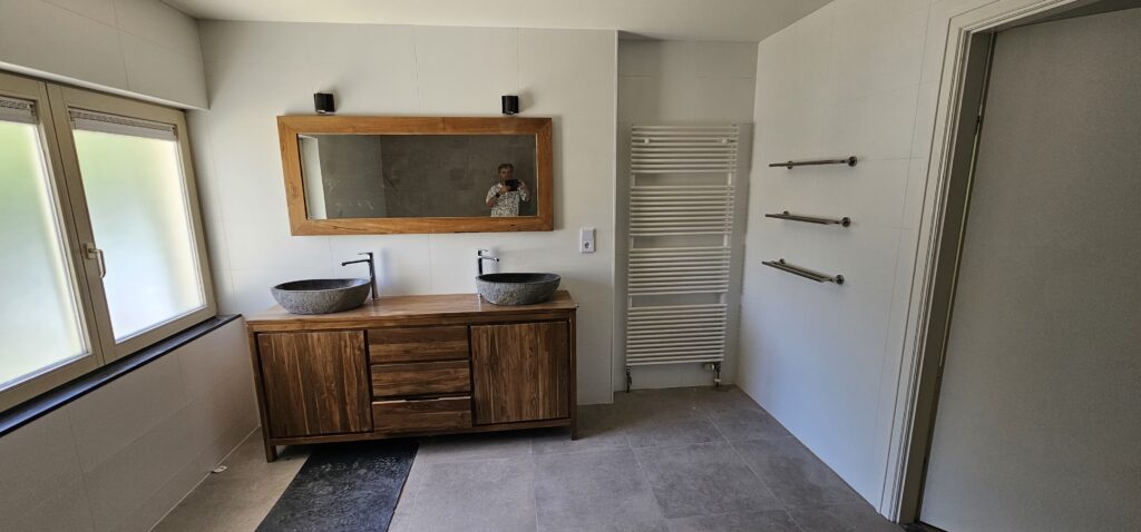 Landelijke badkamer met houten meubel