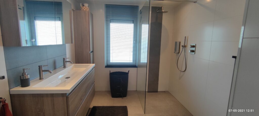 Badkamer met inloopdouche en dubbele wastafel