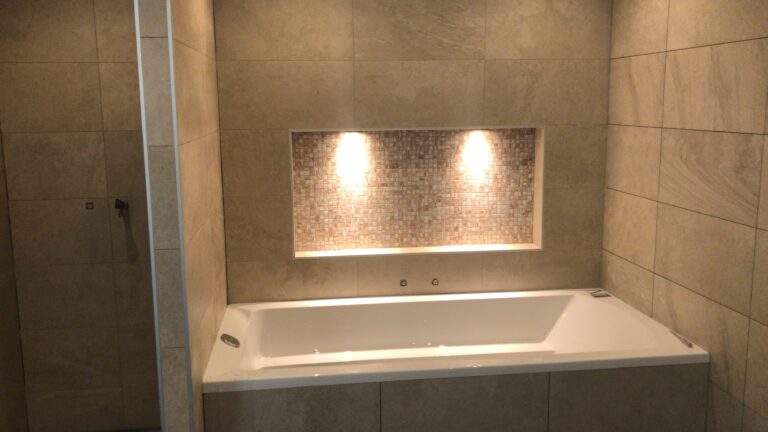 Sfeervol bad met mozaïek nis en verlichting