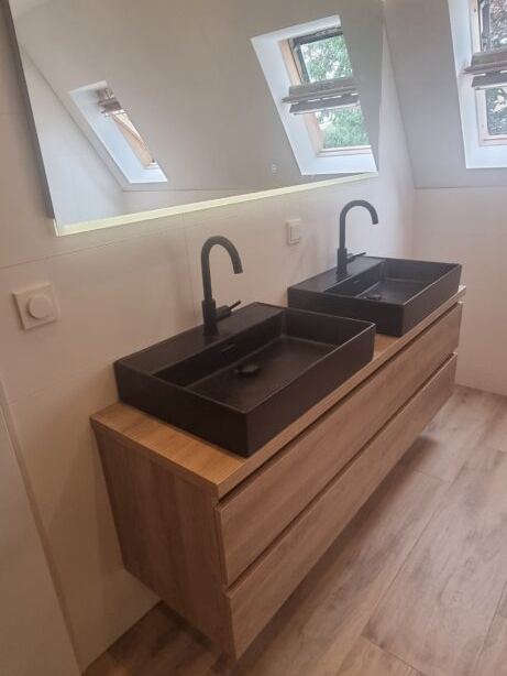 Dubbele wastafel met houten meubel